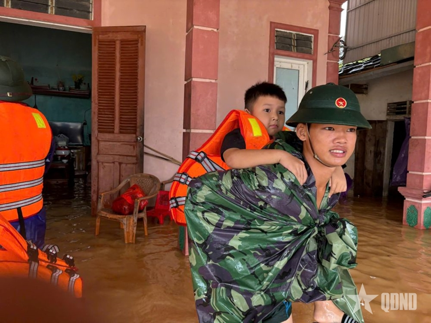 Lữ đoàn Công binh 414 kịp thời triển khai công tác cứu hộ tại xã Vạn An (Nghệ An)